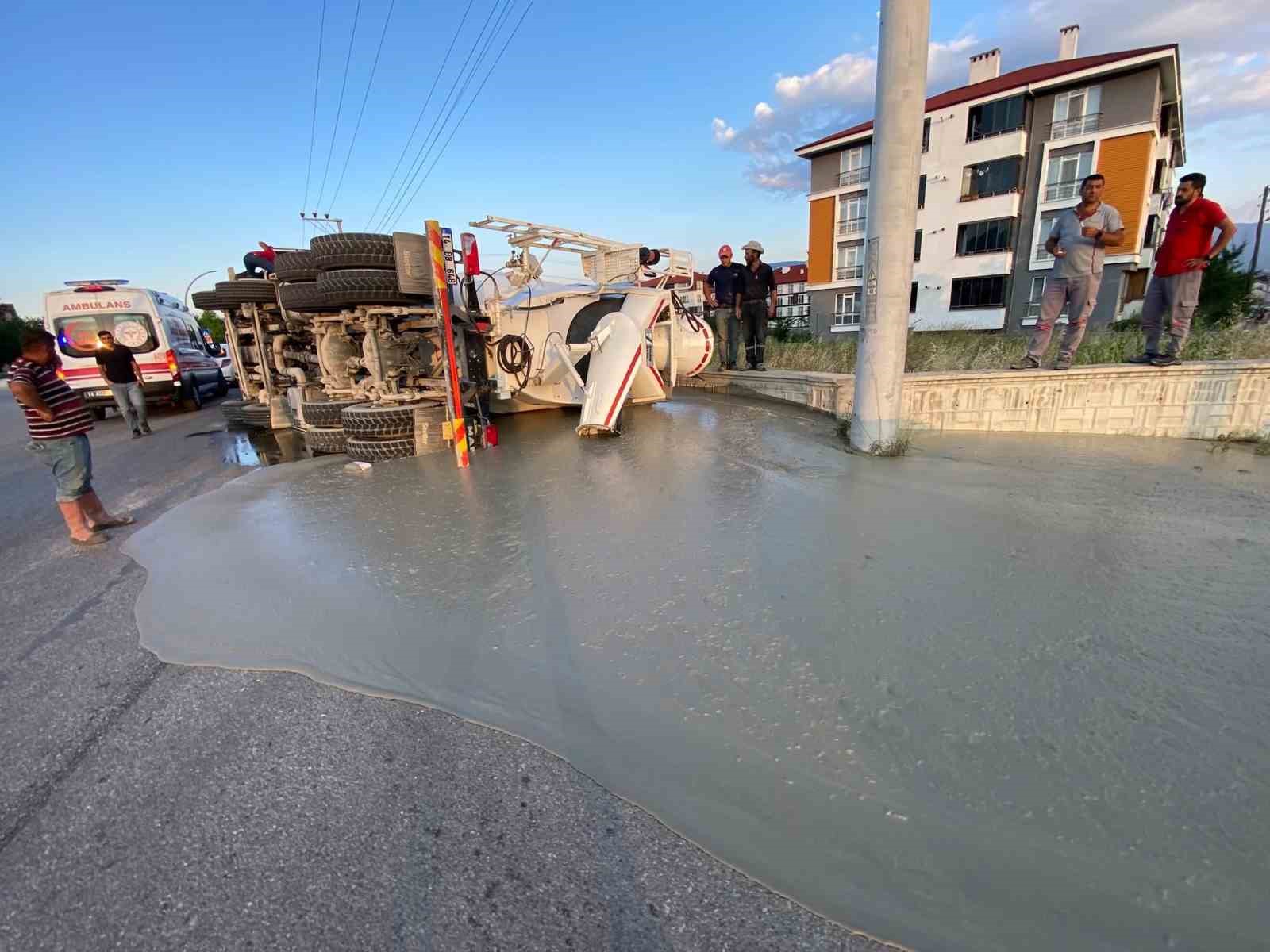 BOLU’DA BETON MİKSERİ DEVRİLDİ: 1 YARALI