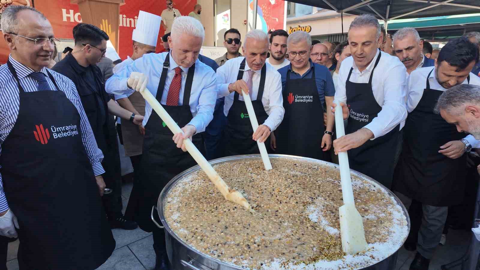 ÜMRANİYE "AYNI KAZANDA, AYNI GÖNÜLDE" BULUŞTU: 20 BİN KİŞİYE AŞURE İKRAM EDİLDİ