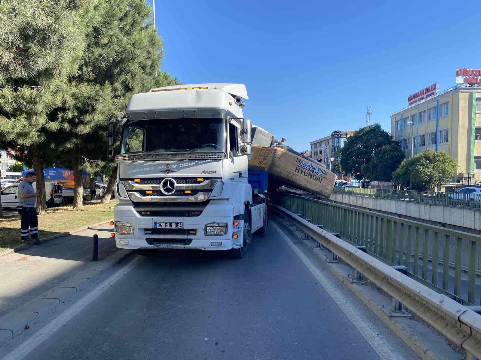BAHÇELİEVLER’DE TIRIN TAŞIDIĞI İŞ MAKİNESİ BARİYERLERE ÇARPTI
