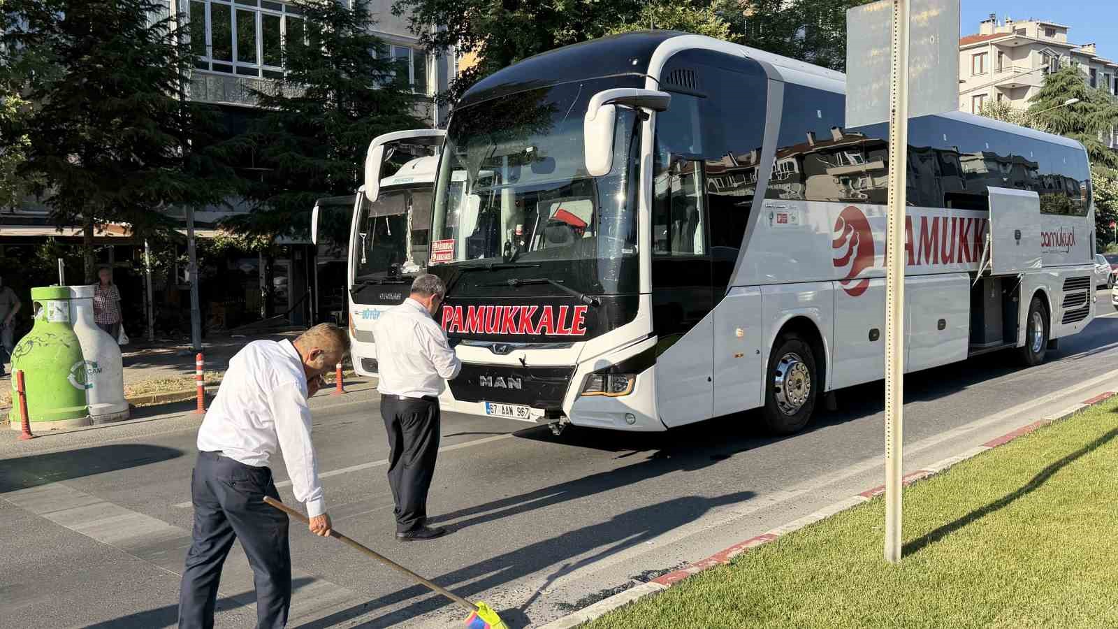 LÜLEBURGAZ’DA YAYA GEÇİDİNDE YAVAŞLAYAN OTOMOBİLE YOLCU OTOBÜSÜ ÇARPTI