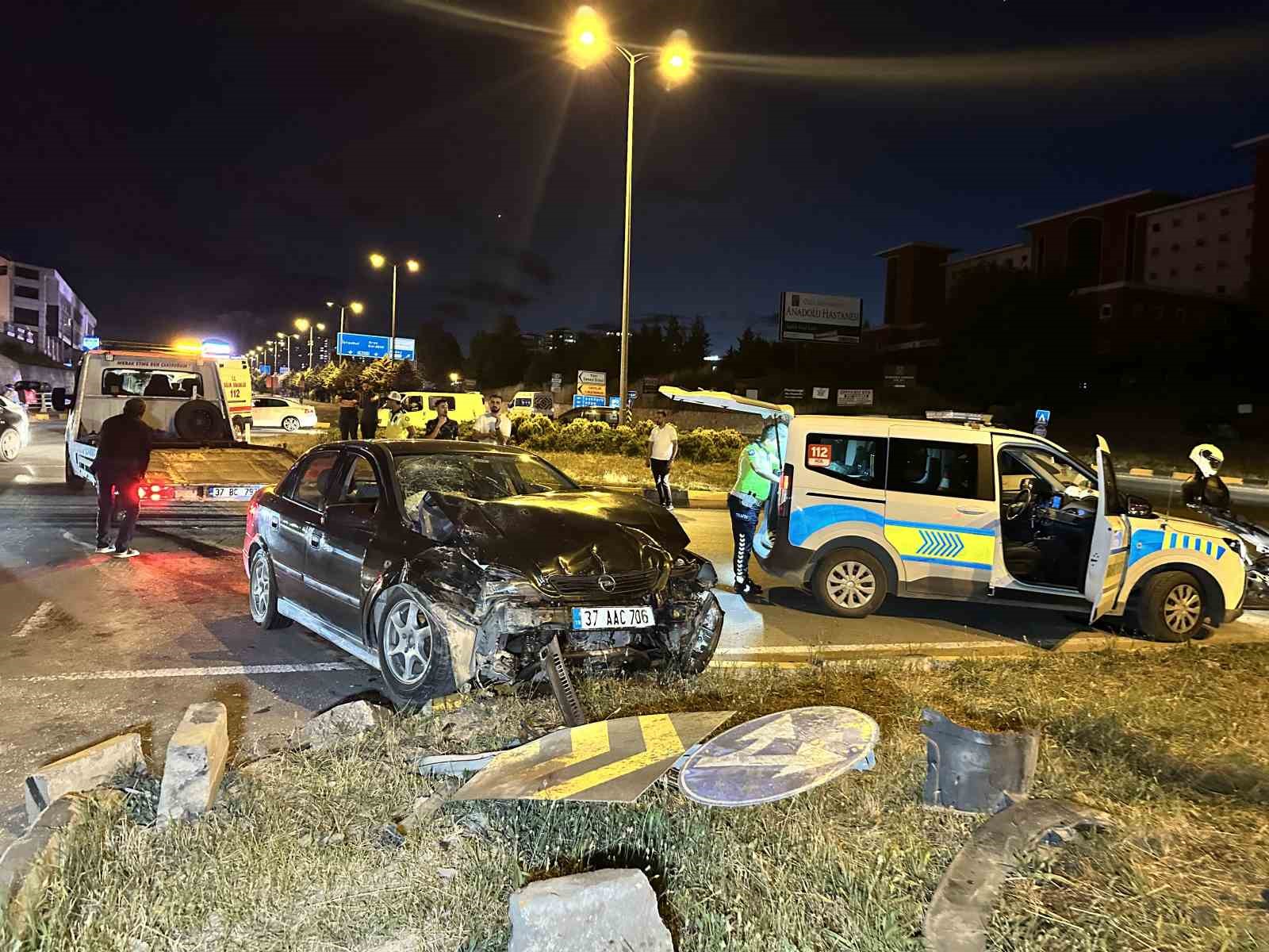KASTAMONU’DA İKİ OTOMOBİL ÇARPIŞTI: 4 YARALI
