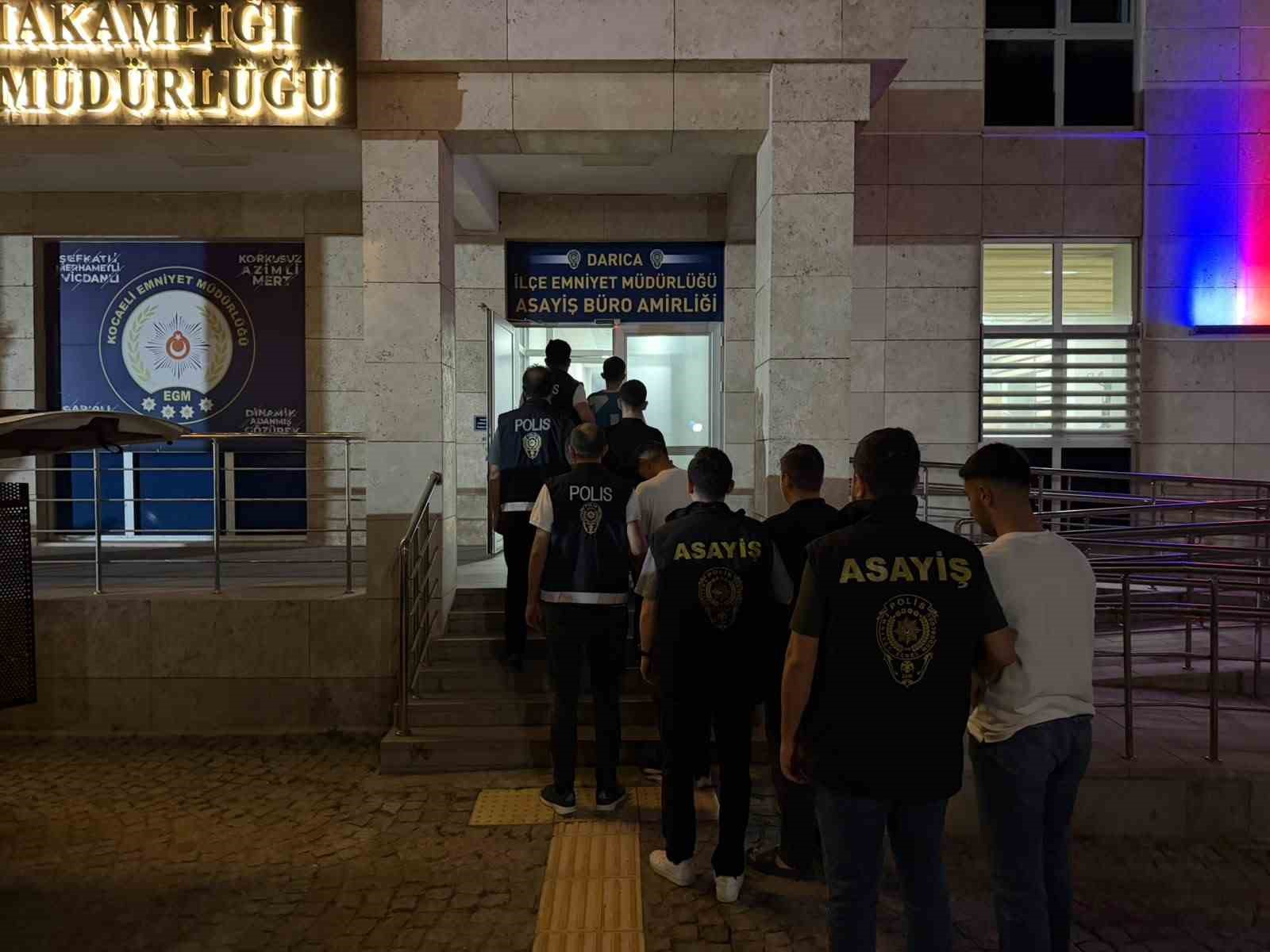 DARICA’DA MARKET VE KUYUMCU YAĞMALAYAN 5 ŞÜPHELİ TUTUKLANDI