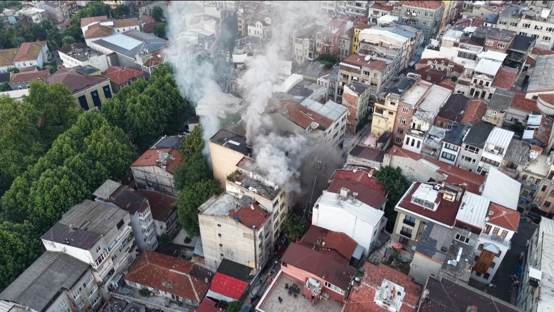 FATİH’TE 5 KATLI İŞ HANINDA YANGIN: 1 KİŞİ KURTARILDI
