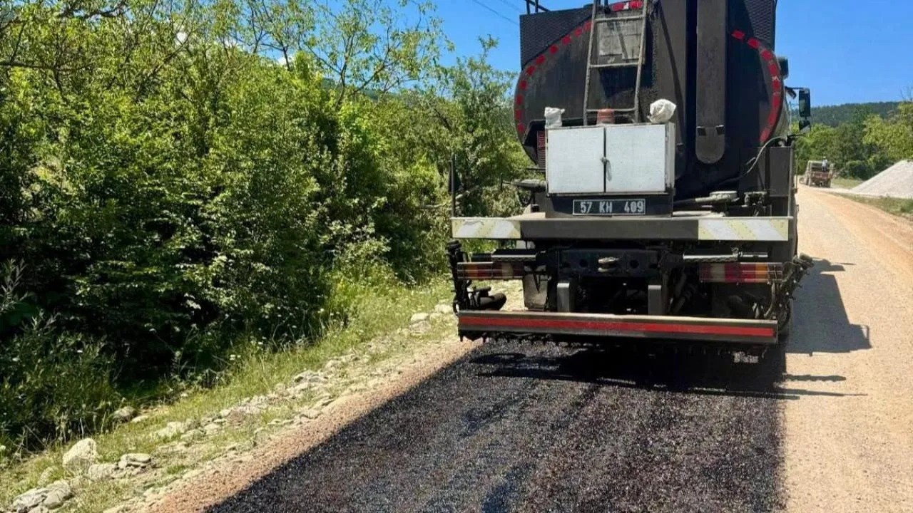 SİNOP’TA KÖY YOLLARI YENİLENİYOR