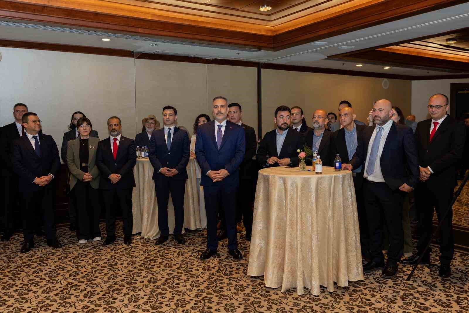 BAKAN FİDAN, KANADA’DA TÜRK İŞ ADAMLARIYLA BİR ARAYA GELDİ