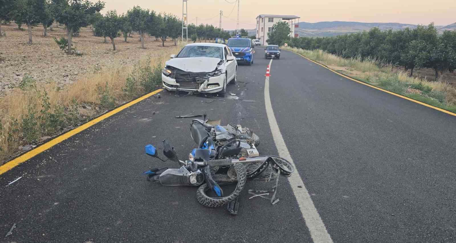 OTOMOBİL İLE MOTOSİKLET ÇARPIŞTI: 4 YARALI