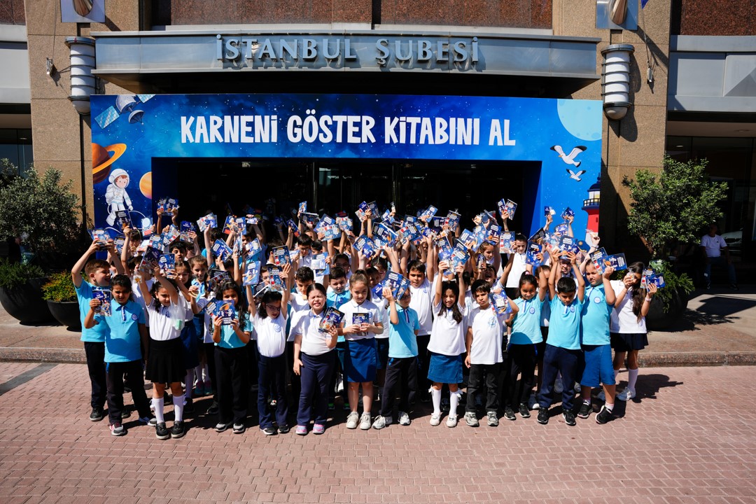 İŞ BANKASI ŞUBELERİ KARNELERİNİ ALAN ÇOCUKLARI BEKLİYOR