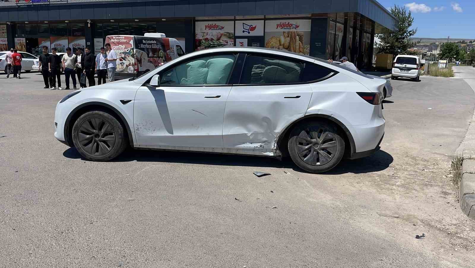 SİVAS’TA OTOMOBİLLER ÇARPIŞTI: 2 YARALI