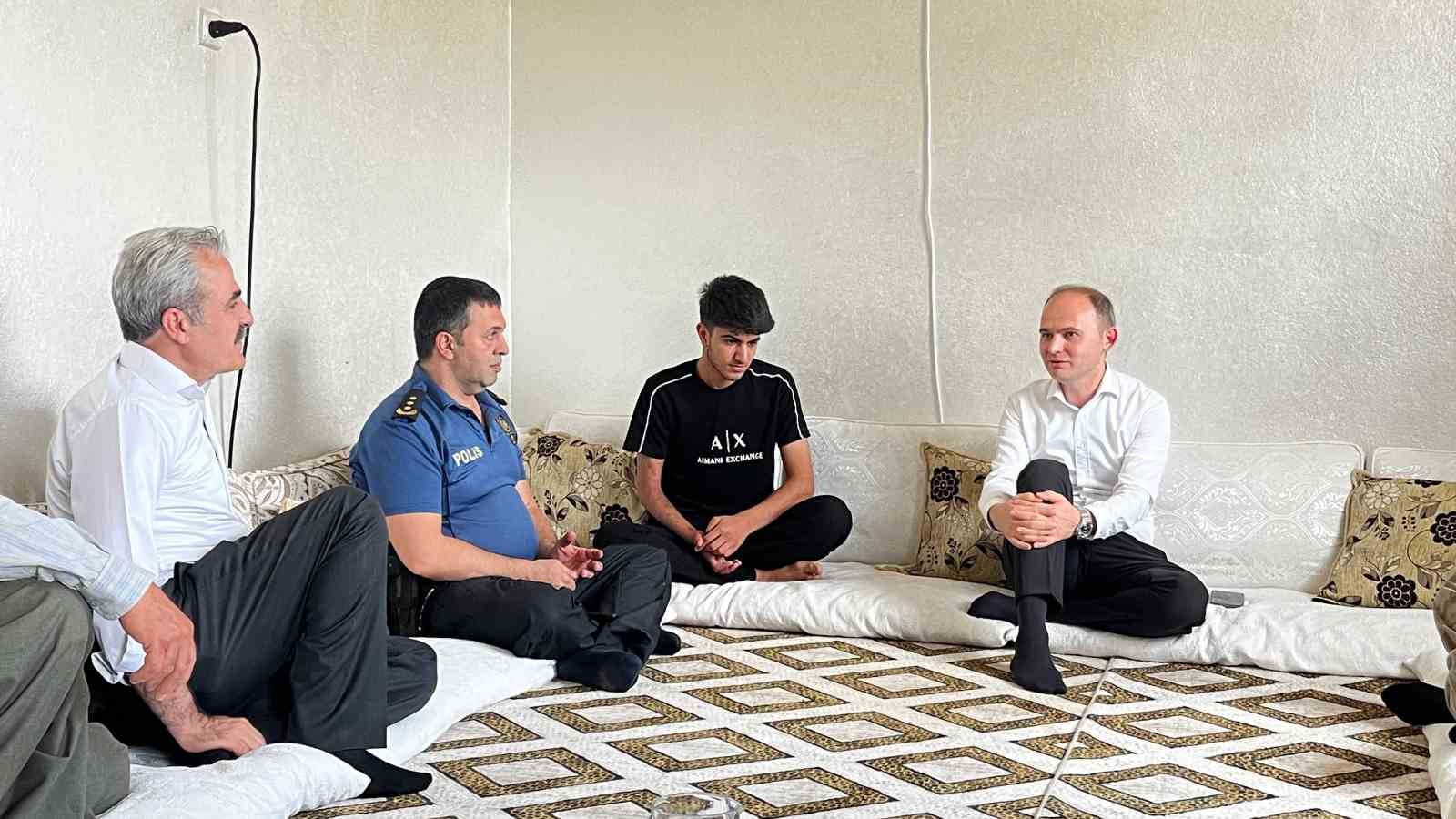 OKUL SALDIRISINDA YARALANAN ÖĞRENCİLERE KARNELERİ EVLERİNDE VERİLDİ