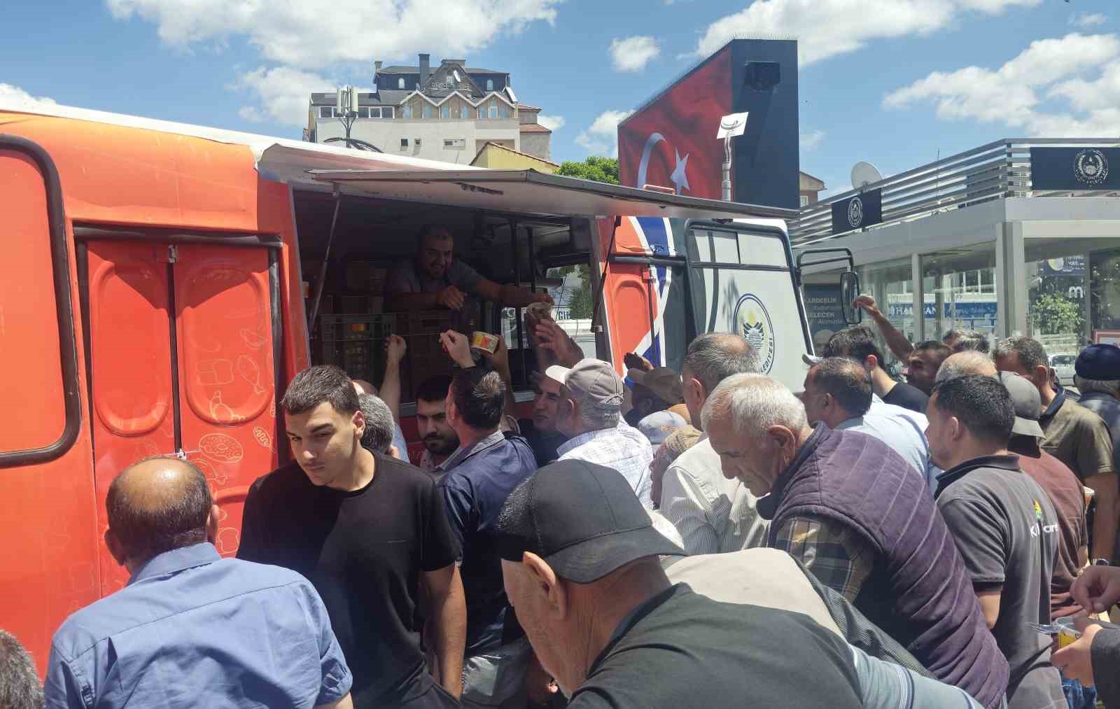 ALACA BELEDİYESİ’NDEN VATANDAŞLARA AŞURE İKRAMI