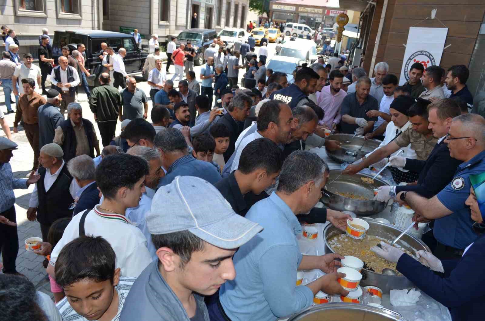 BULANIK’TA 5 BİN KİŞİYE AŞURE İKRAM EDİLDİ