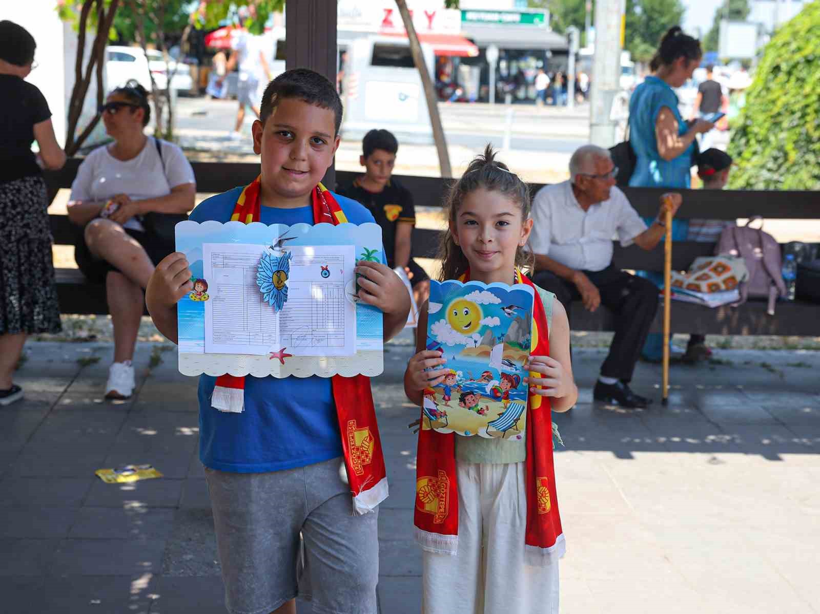 GÖZTEPE’DEN KARNE ETKİNLİĞİ: "KARNENİ GETİR, HEDİYENİ GÖTÜR" COŞKUSU BAŞLADI