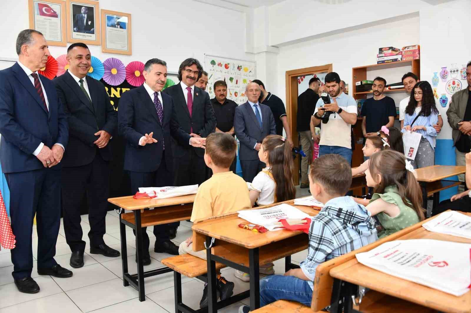 GÜMÜŞHANE’DE 17 BİN 183 ÖĞRENCİ KARNE SEVİNCİ YAŞADI