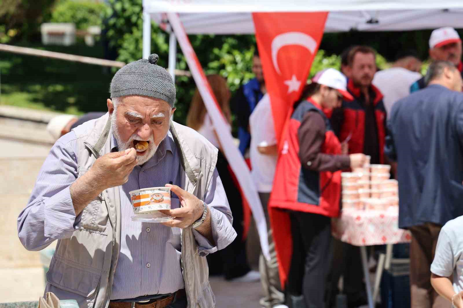 SİVAS’TA VATANDAŞLARA AŞURE DAĞITILDI