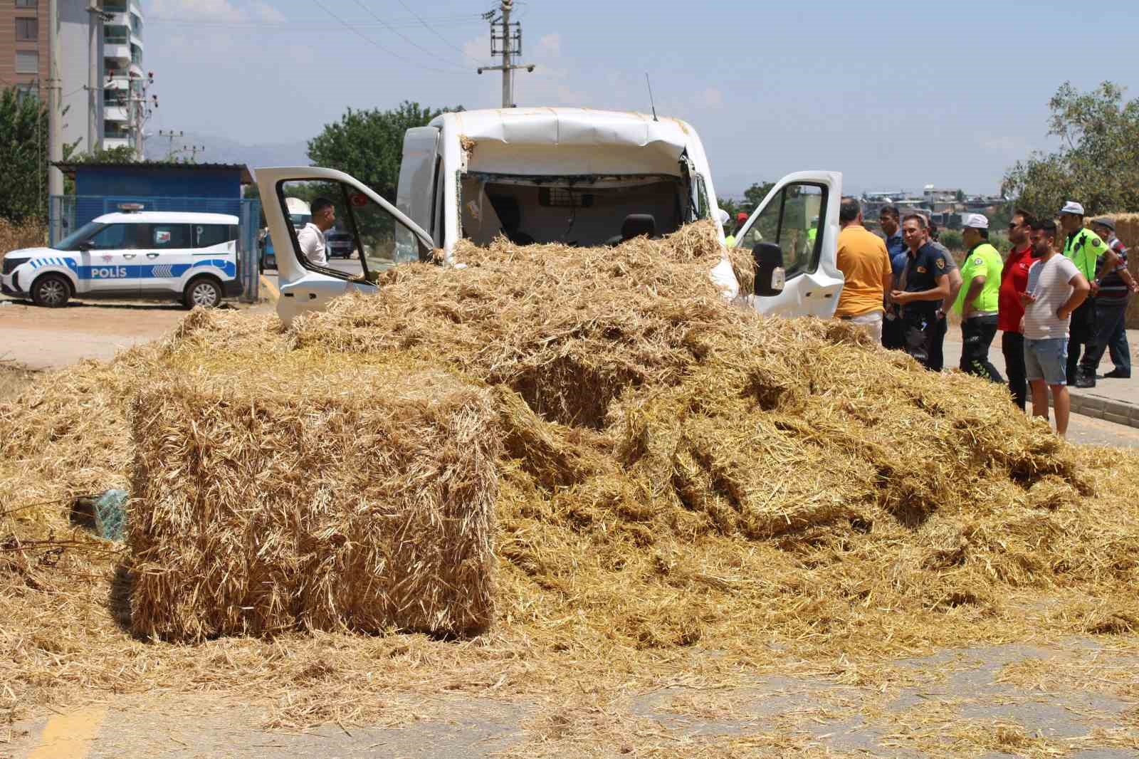 KÖPRÜYE TAKILAN SAMAN BALYALARI KAMYONETİN ÜZERİNE DEVRİLDİ: 1 YARALI