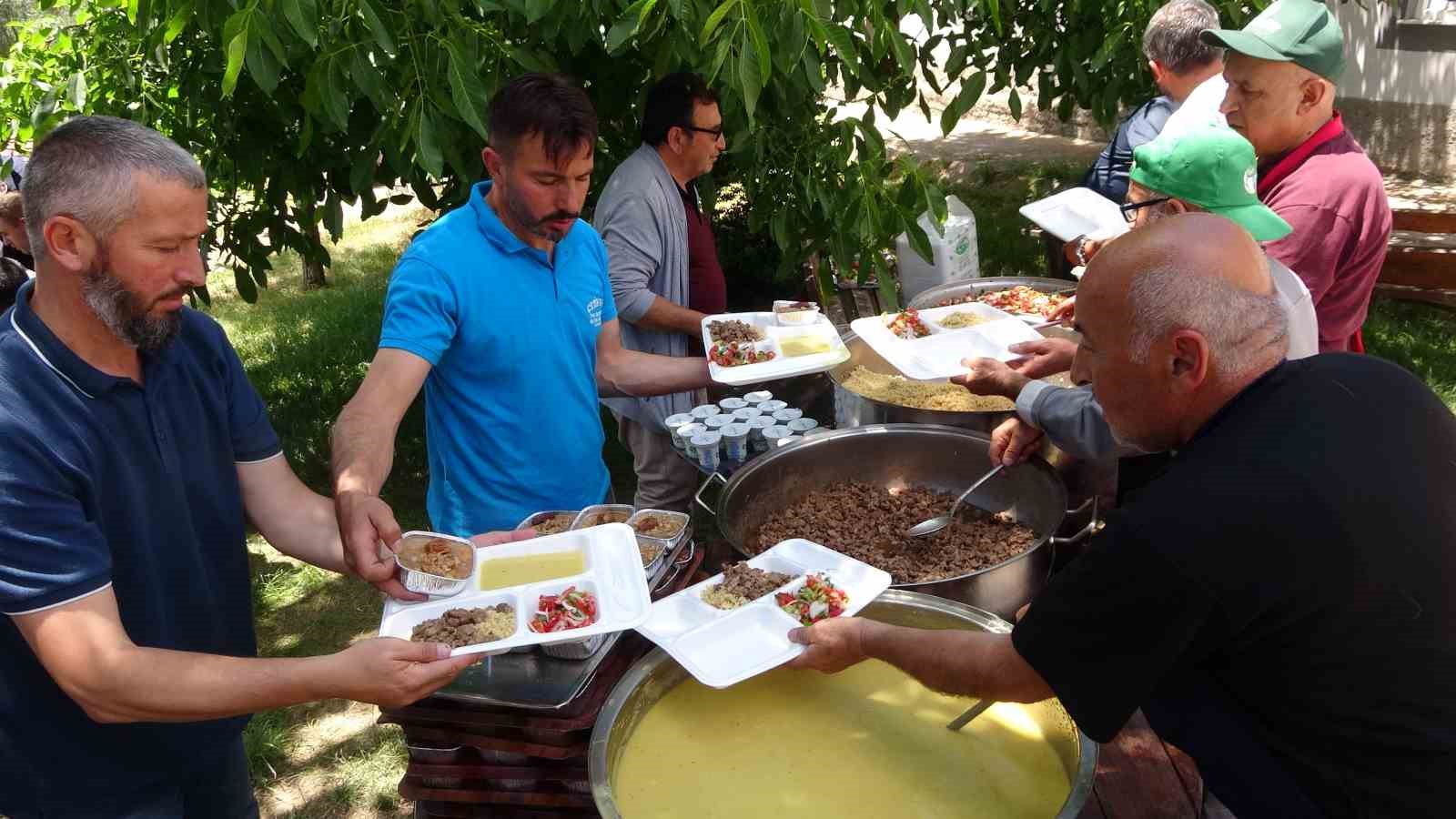 AŞURE BİRLİĞE SEBEP OLDU, ONLARCA KİŞİ SOFRADA BULUŞTU