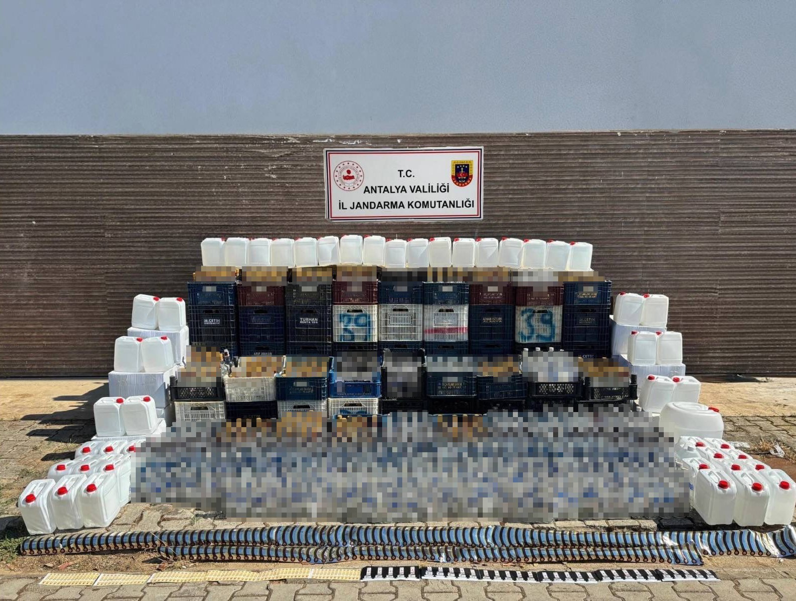 ALANYA’DA KAÇAK ALKOL OPERASYONU: BİN LİTRE KAÇAK ALKOL ELE GEÇİRİLDİ