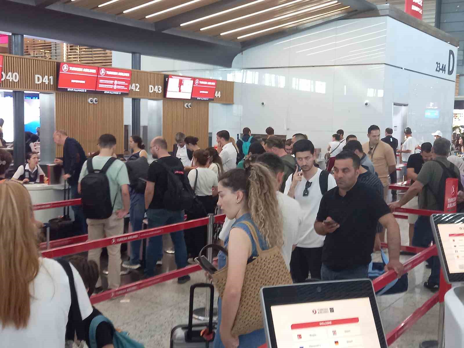 İSTANBUL HAVALİMANI’NDA YAZ TATİLİ YOĞUNLUĞU