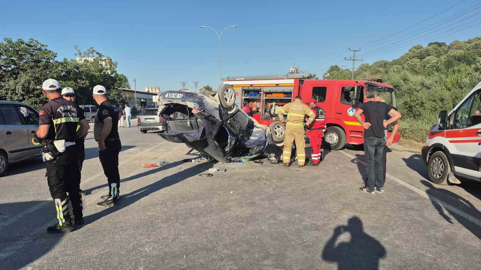 MOTOSİKLETİN ÇARPTIĞI OTOMOBİL DEVİRİLDİ: 4 YARALI