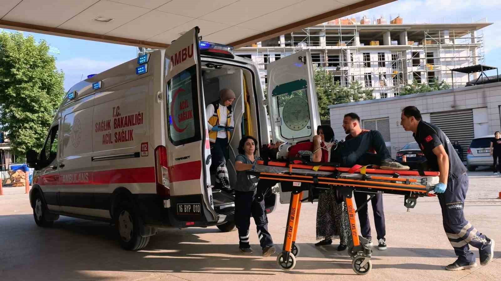 SEYİR HALİNDEYKEN FENALAŞAN MOTOSİKLET SÜRÜCÜSÜ PARK HALİNDEKİ ARACA ÇARPTI