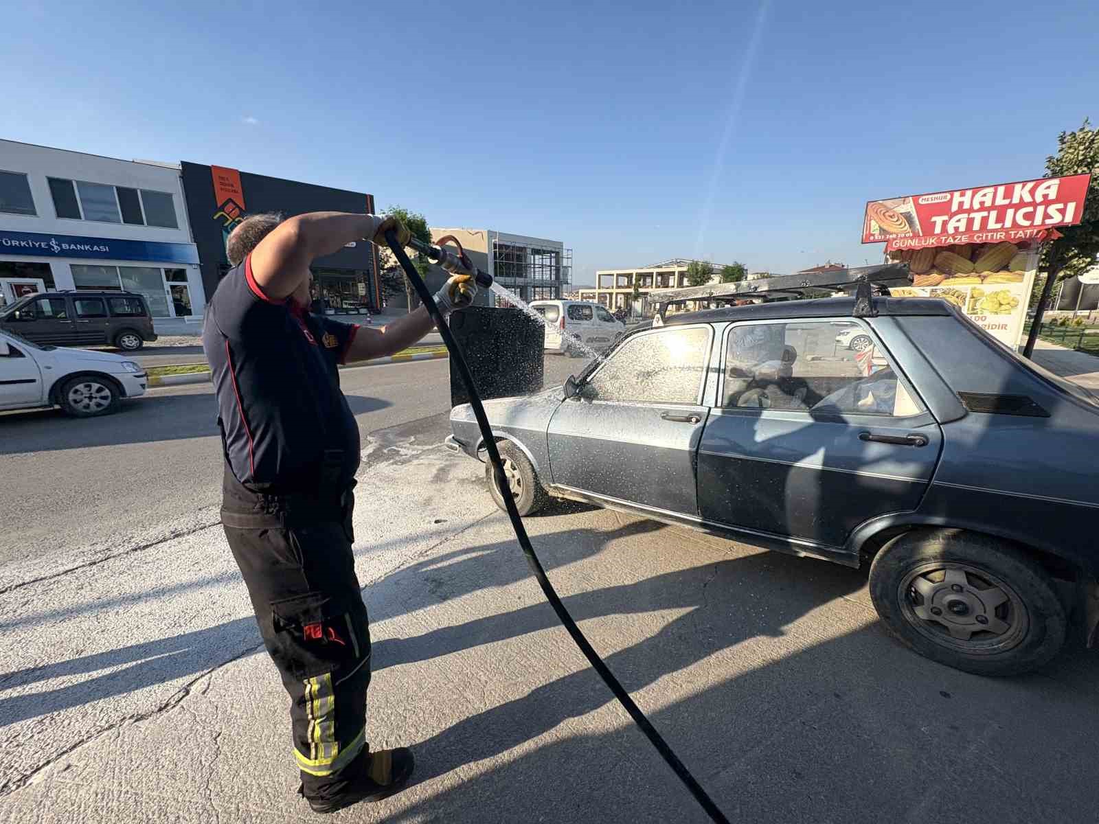 ÇORUM’DA OTOMOBİLDE ÇIKAN YANGINI VATANDAŞLAR SÖNDÜRDÜ