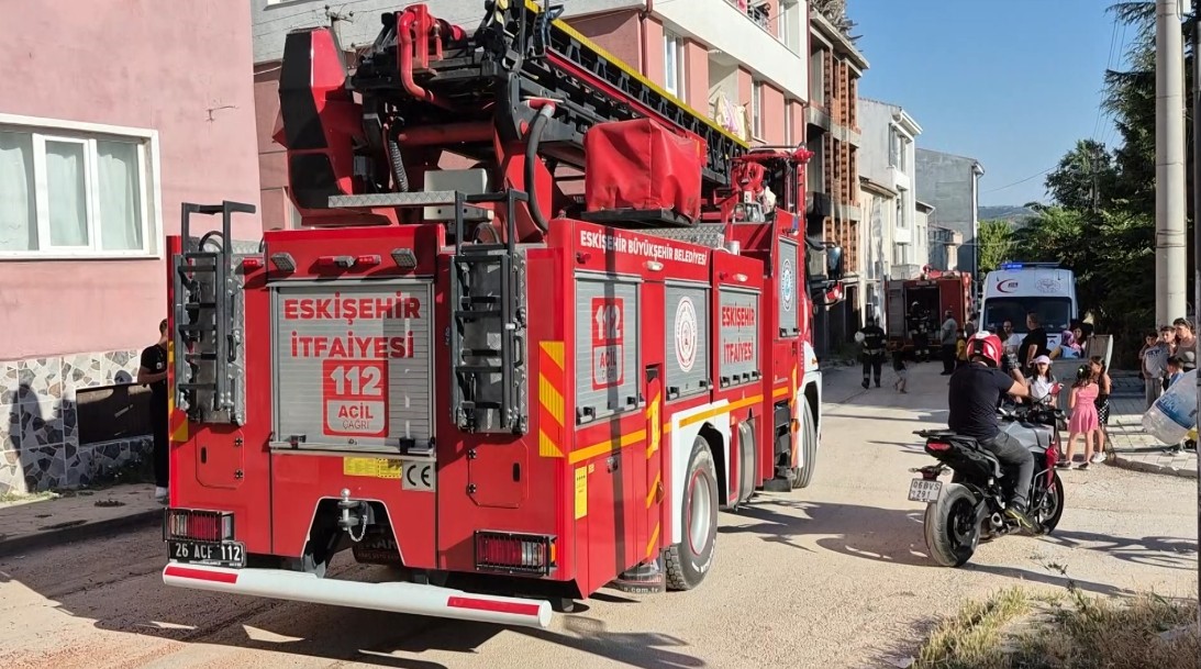 İNŞAATTA ÇIKAN YANGIN İTFAİYENİN MÜDAHALESİYLE SÖNDÜRÜLDÜ