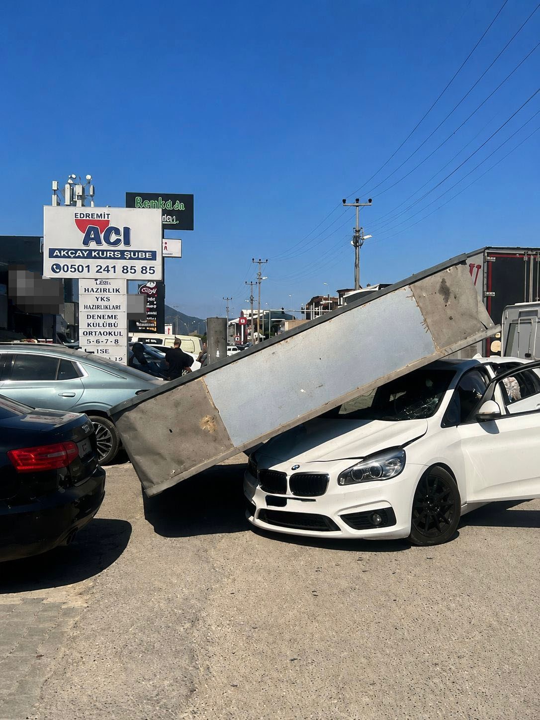 EDREMİT’TE MARKET TABELASI DEVRİLDİ, FACİANIN EŞİĞİNDEN DÖNÜLDÜ