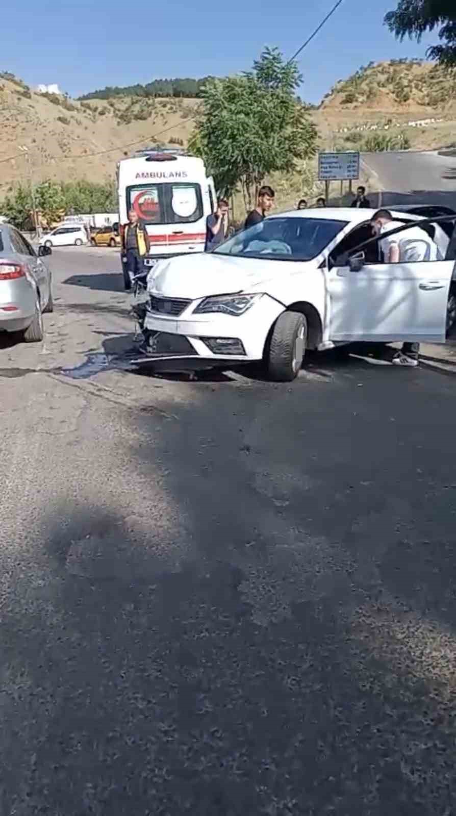 BİNGÖL’DE İKİ OTOMOBİL ÇARPIŞTI: 2 KİŞİ YARALANDI