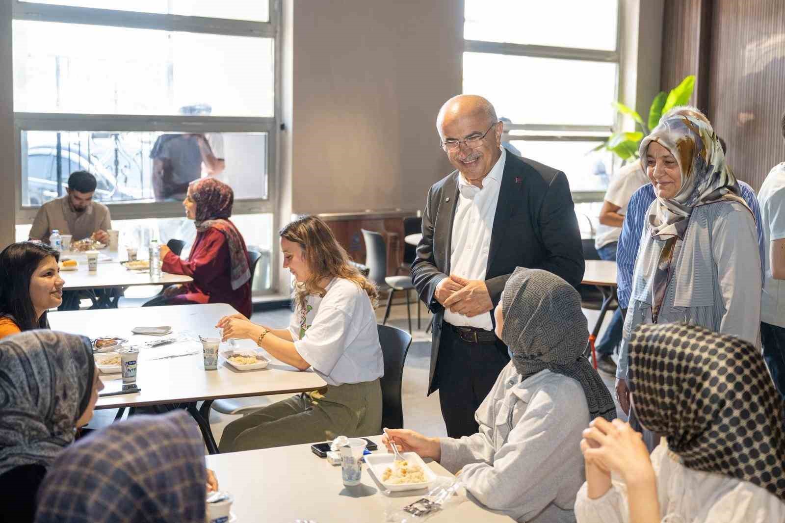 ŞEHİR KÜTÜPHANESİ’NDE ÖĞRENCİLERE YEMEK İKRAMI