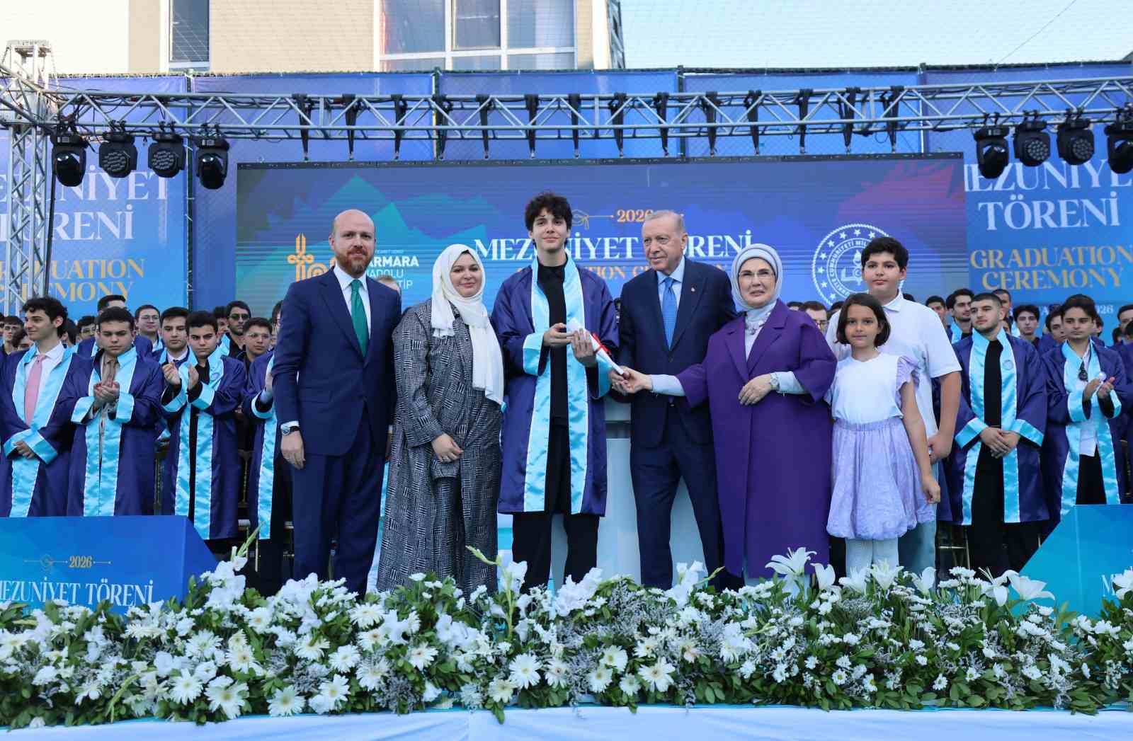CUMHURBAŞKANI ERDOĞAN, TORUNU ÖMER TAYYİP ERDOĞAN’A DİPLOMASINI TAKDİM ETTİ