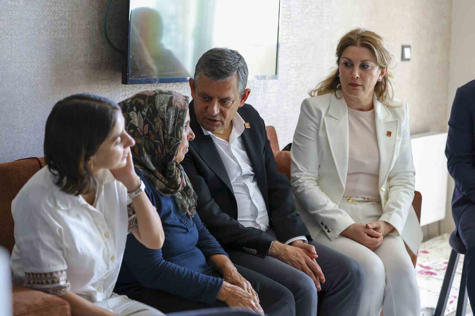 CHP GRUP BAŞKANI ÖZEL, DİYARBAKIR’DA GÜLİSTAN DOKU’NUN AİLESİYLE GÖRÜŞTÜ