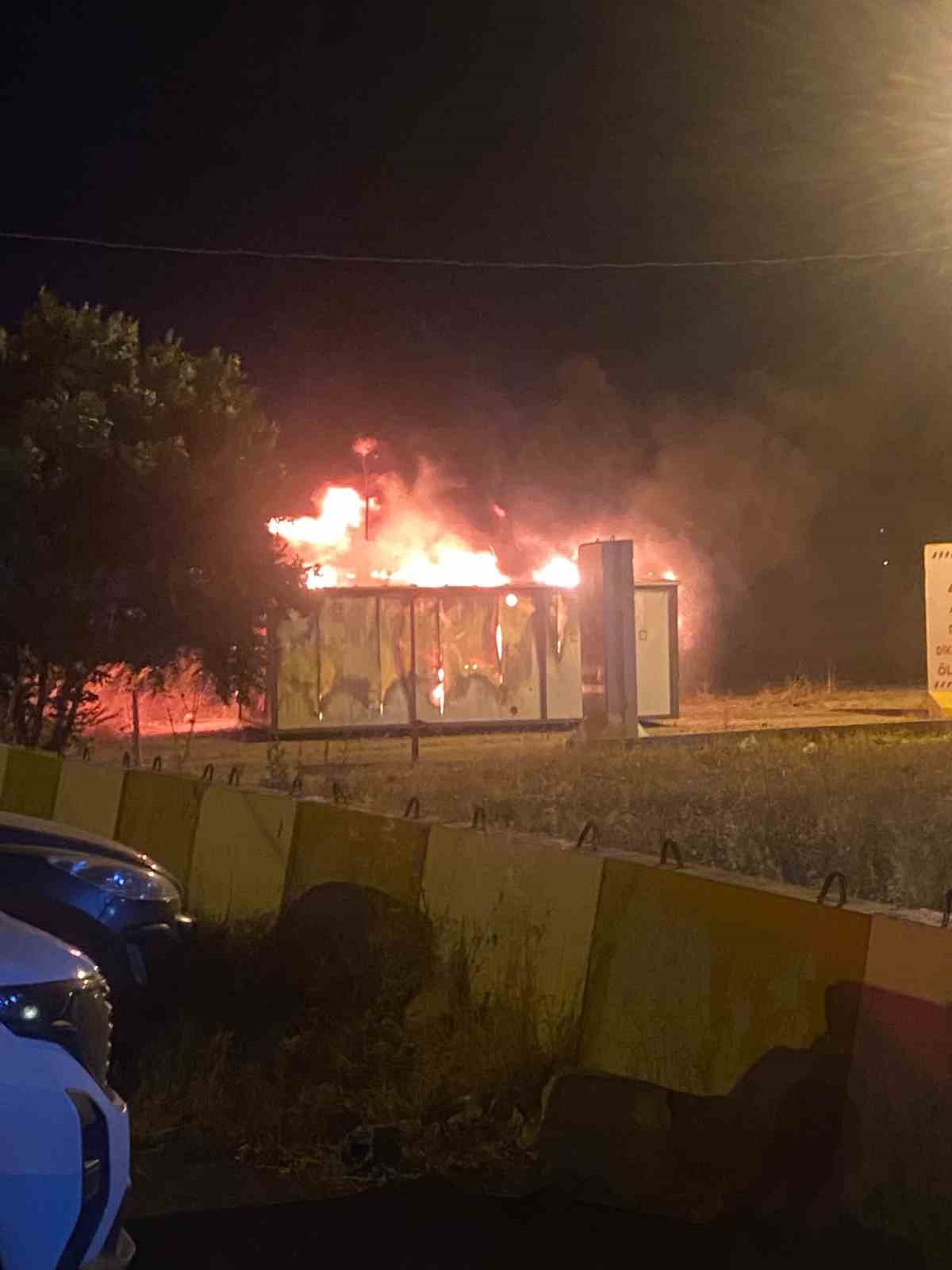 HATAY’DA ALEVLERE TESLİM OLAN KONTEYNER KULLANILAMAZ HALE GELDİ
