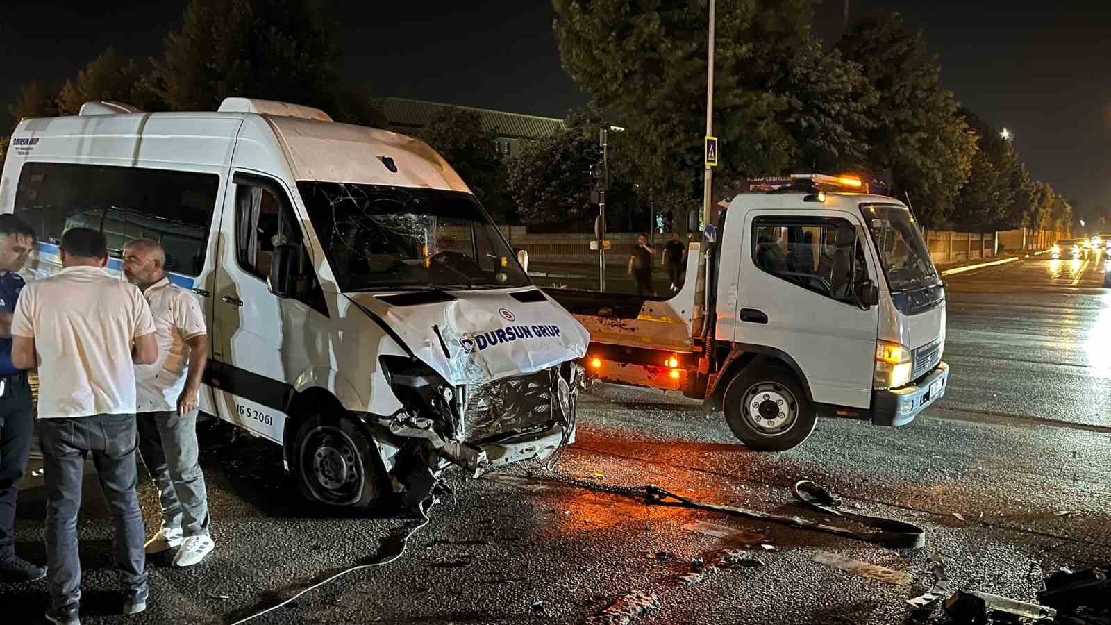 BURSA’DA SERVİS MİNİBÜSÜ REFÜJE ÇIKTI: 1 YARALI