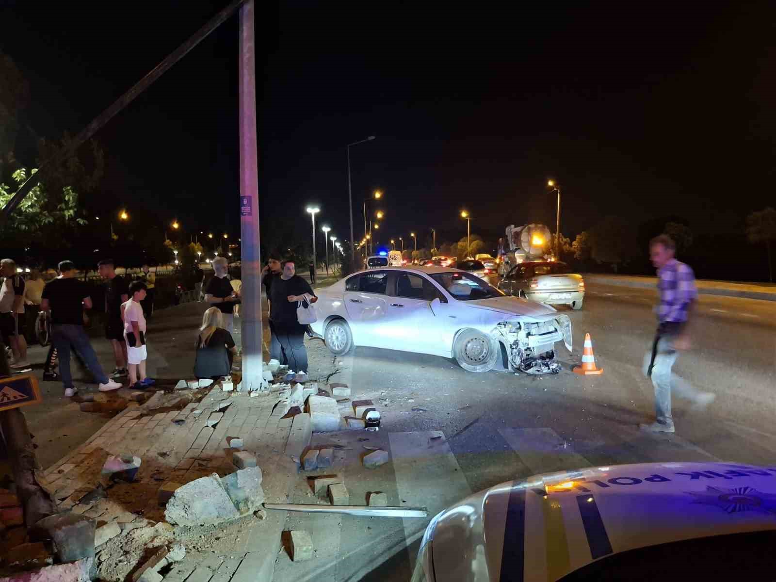 MAKAS ATAN OTOMOBİLLE BİRLİKTE İKİ ARAÇ DEREYE UÇTU: 6 YARALI