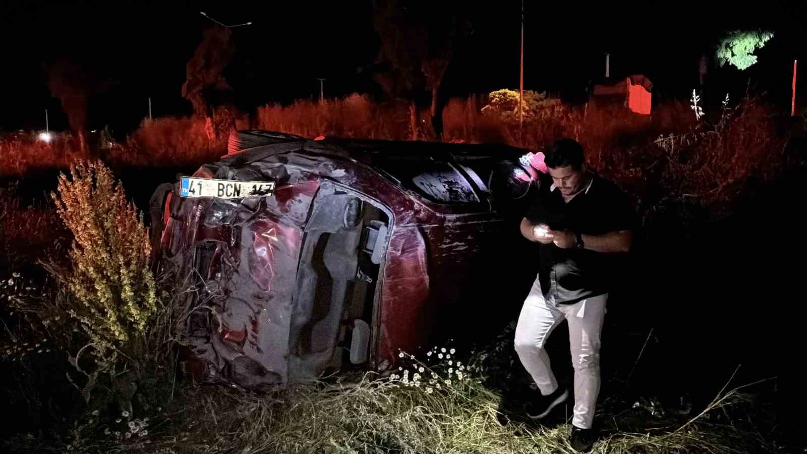 BOLU’DA KONTROLDEN ÇIKAN OTOMOBİL TAKLA ATTI: 2 YARALI