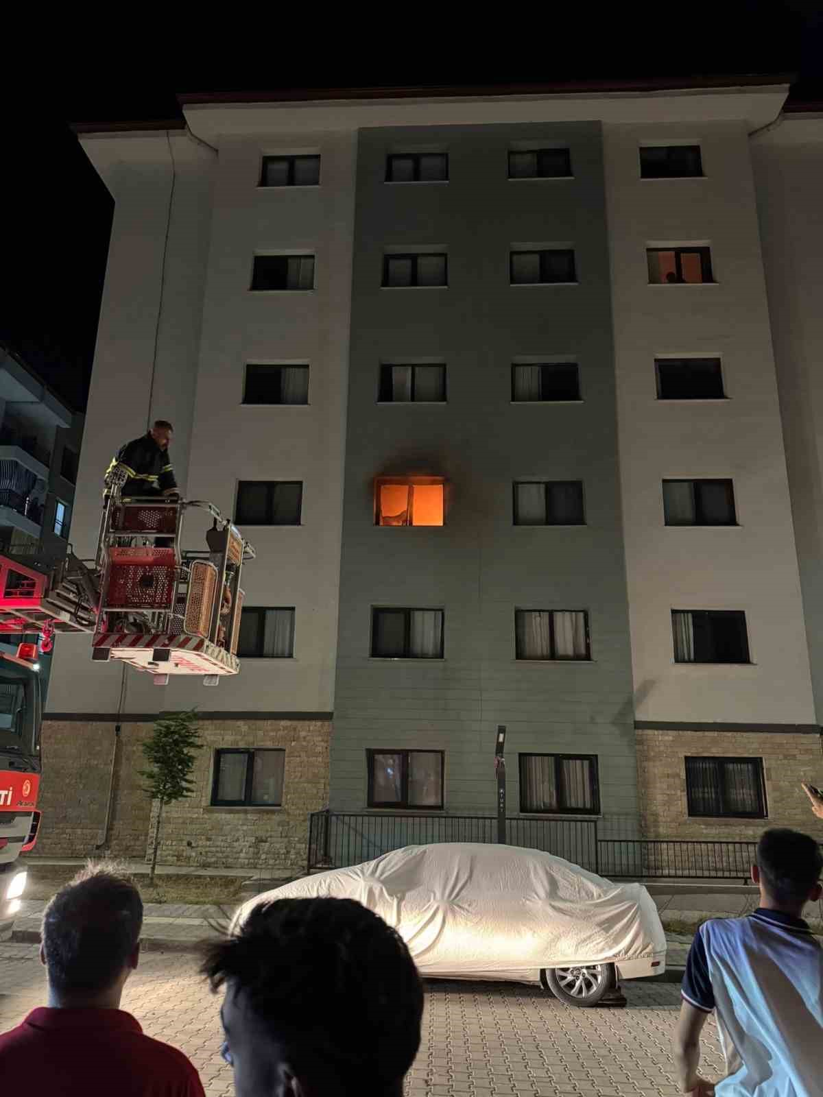 BİNADA KORKUTAN YANGIN: 2 KİŞİ DUMANDAN ETKİLENDİ
