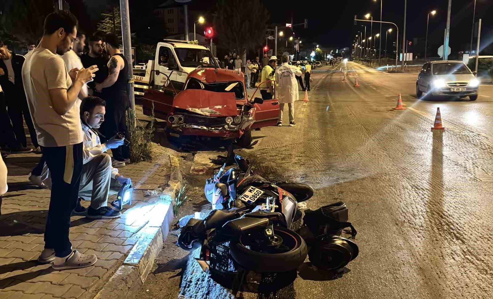 KIRMIZI IŞIK İHLALİ FELAKET GETİRDİ: OTOMOBİLİN ÇARPTIĞI MOTOSİKLETLİ AĞIR YARALANDI