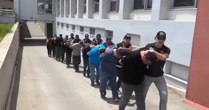 ADANA’DA ŞAFAK OPERASYONU: ÖZEL HAREKAT KAPILARI KOÇBAŞIYLA KIRDI, 58 TUTUKLAMA