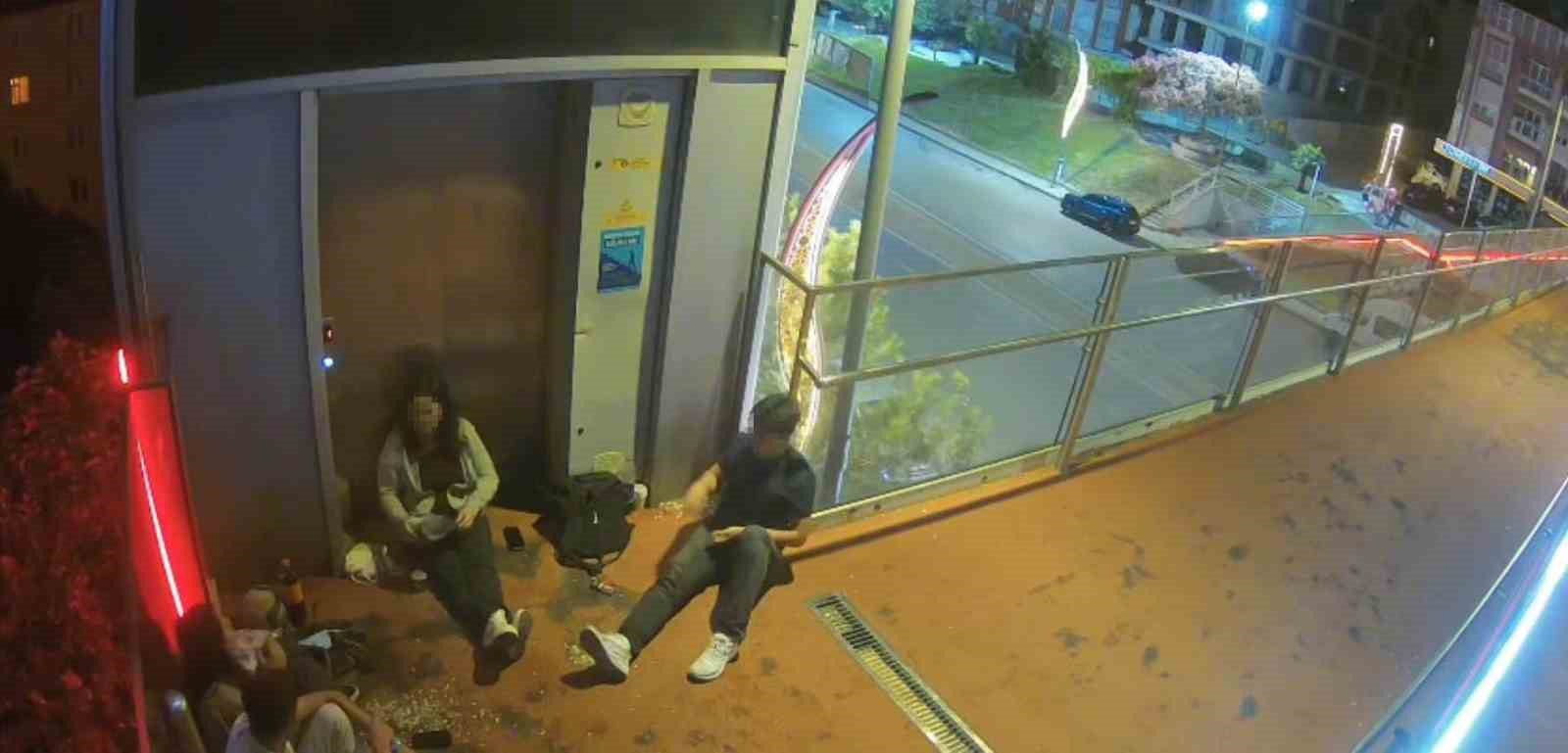 ASANSÖRÜN ÖNÜNÜ KAPATIP ÇEKİRDEK KABUKLARINI YERE ATTILAR