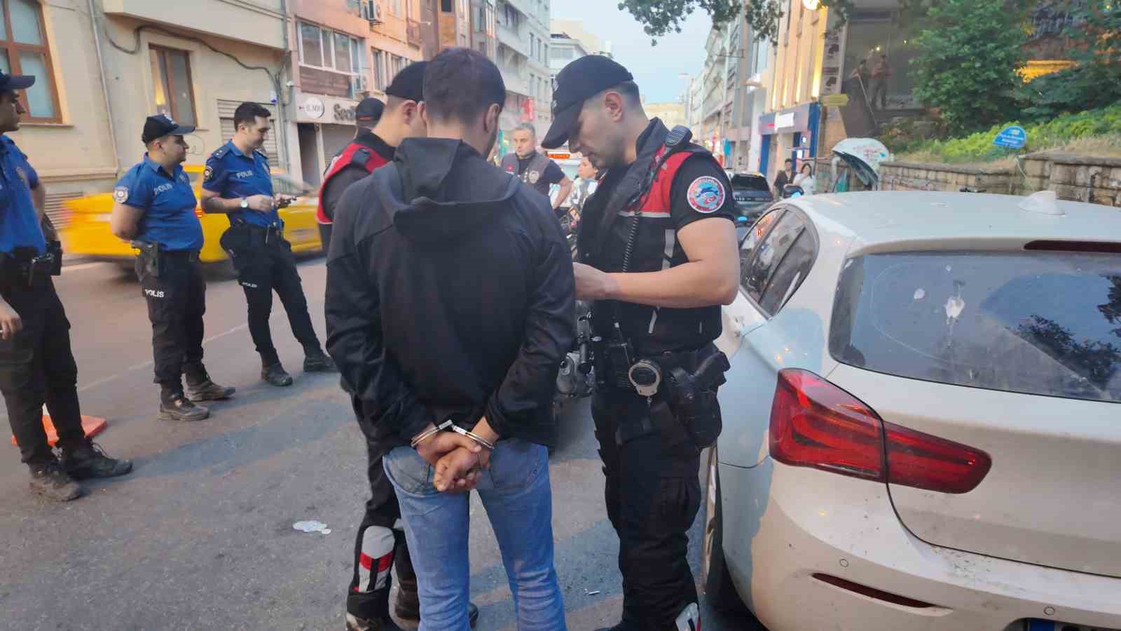 KADIKÖY’DE HELİKOPTER DESTEKLİ HUZUR DENETİMİ: ŞÜPHELİ MOTOSİKLETTE KOKAİN VE ÇOK MİKTARDA NAKİT PARA ELE GEÇİRİLDİ