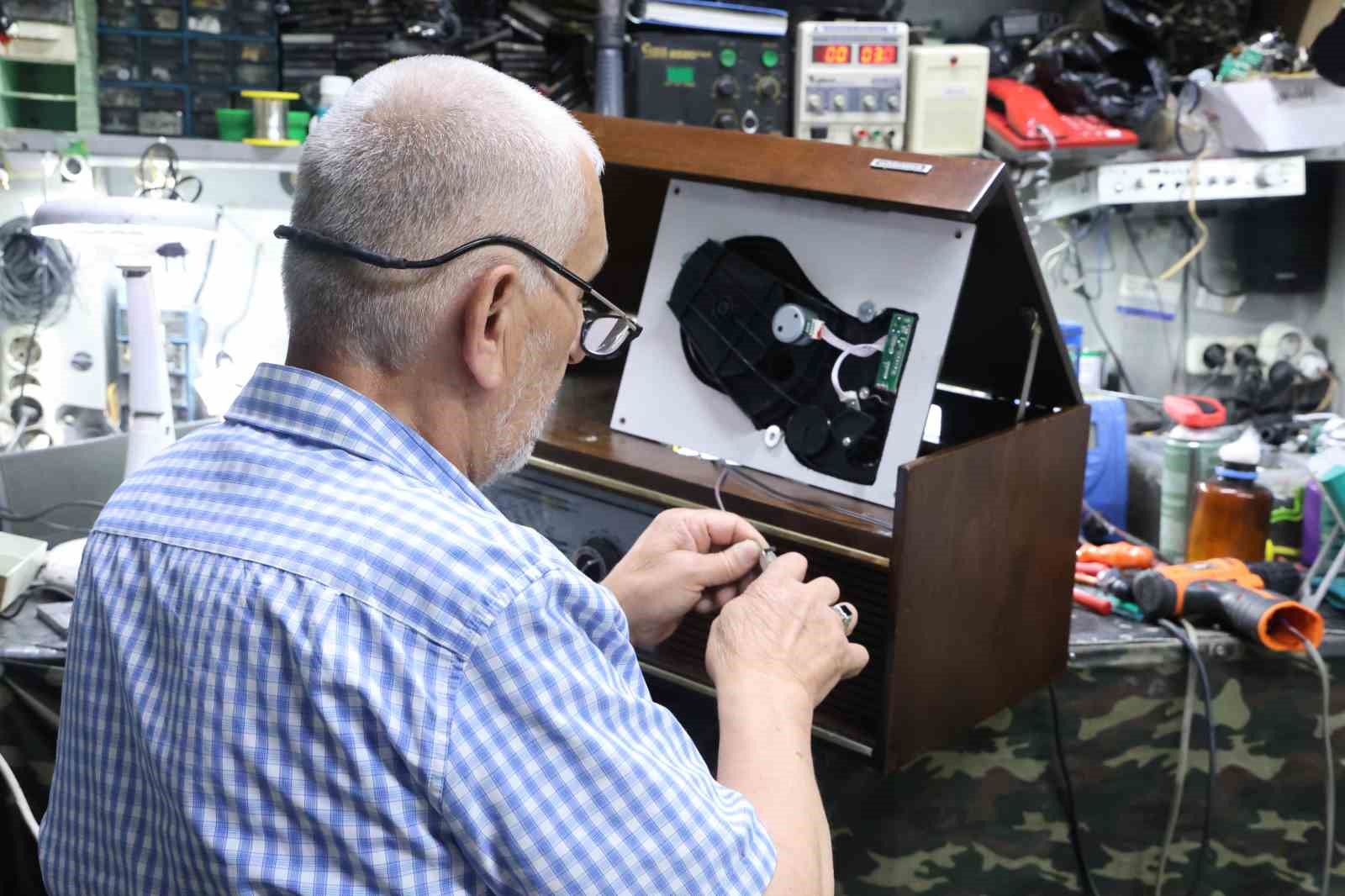 ÇÖPE ATILMASIN DİYE 80-100 YILLIK RADYOLARI ÇALIŞIR HALE GETİRİYOR