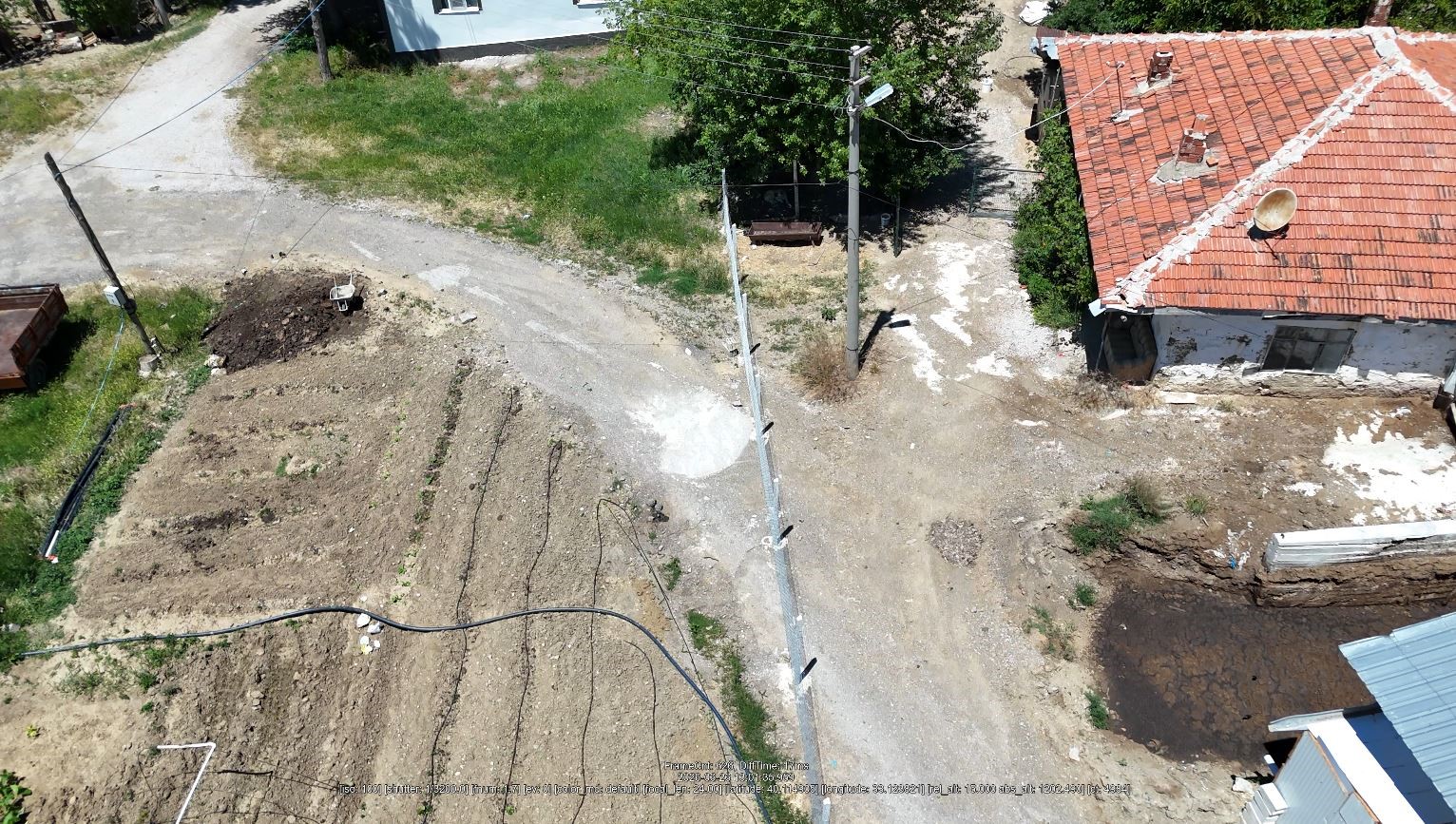 KOMŞUNUN KURDUĞU ÇİTLERDEN DOLAYI EVİNE GİDECEK YOL KALMADIĞINI İDDİA ETTİ
