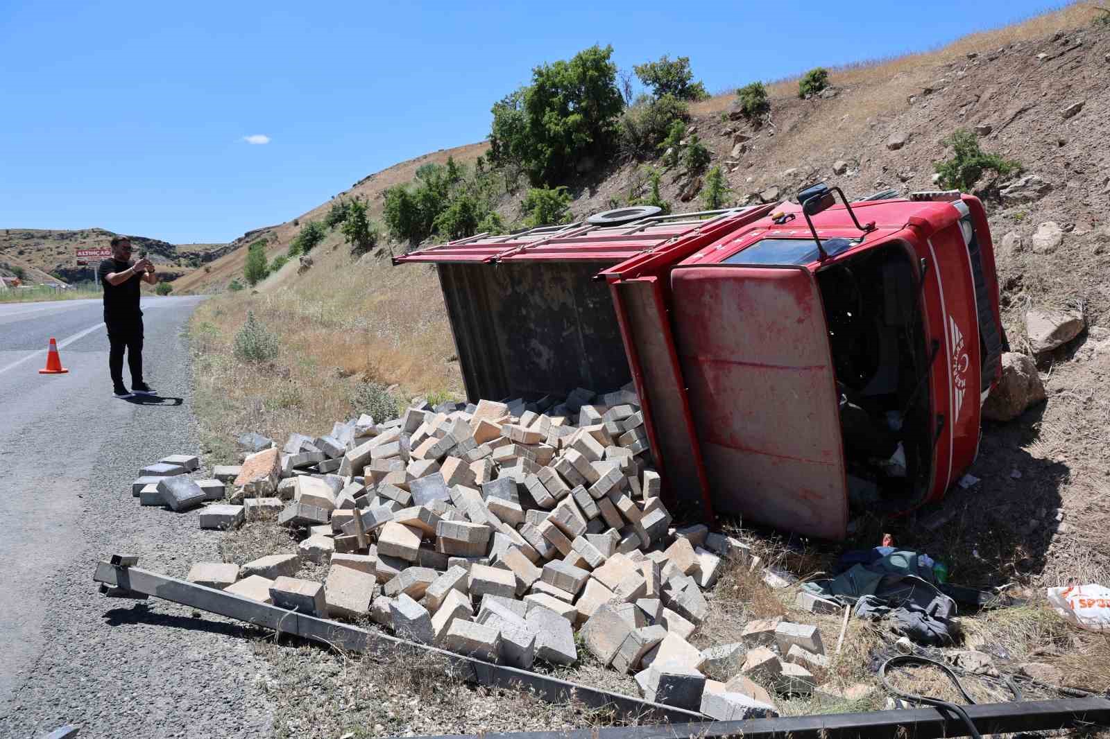 ELAZIĞ’DA PARKE TAŞI YÜKLÜ KAMYONET DEVRİLDİ: 2 YARALI