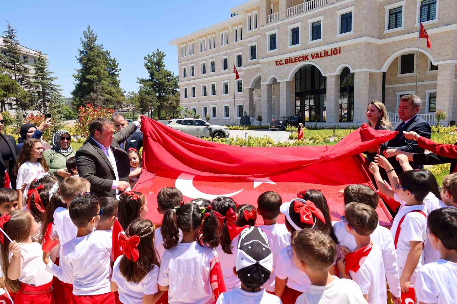 1071 ÖĞRENCİNİN EMEĞİYLE HAZIRLANAN MOZAİK TÜRK BAYRAĞI AÇILDI