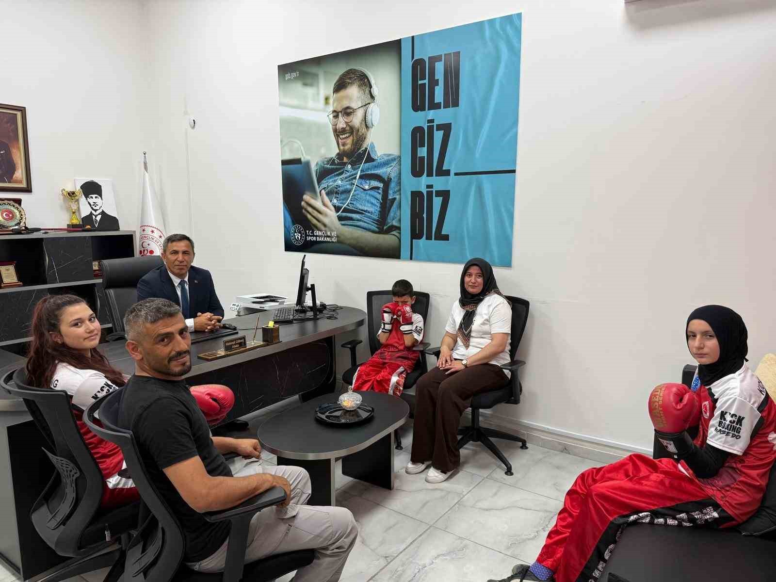 BAŞARILI SPORCULARDAN BEYLİKOVA GENÇLİK VE SPOR İLÇE MÜDÜRÜ GÜLMEZ’E ZİYARET