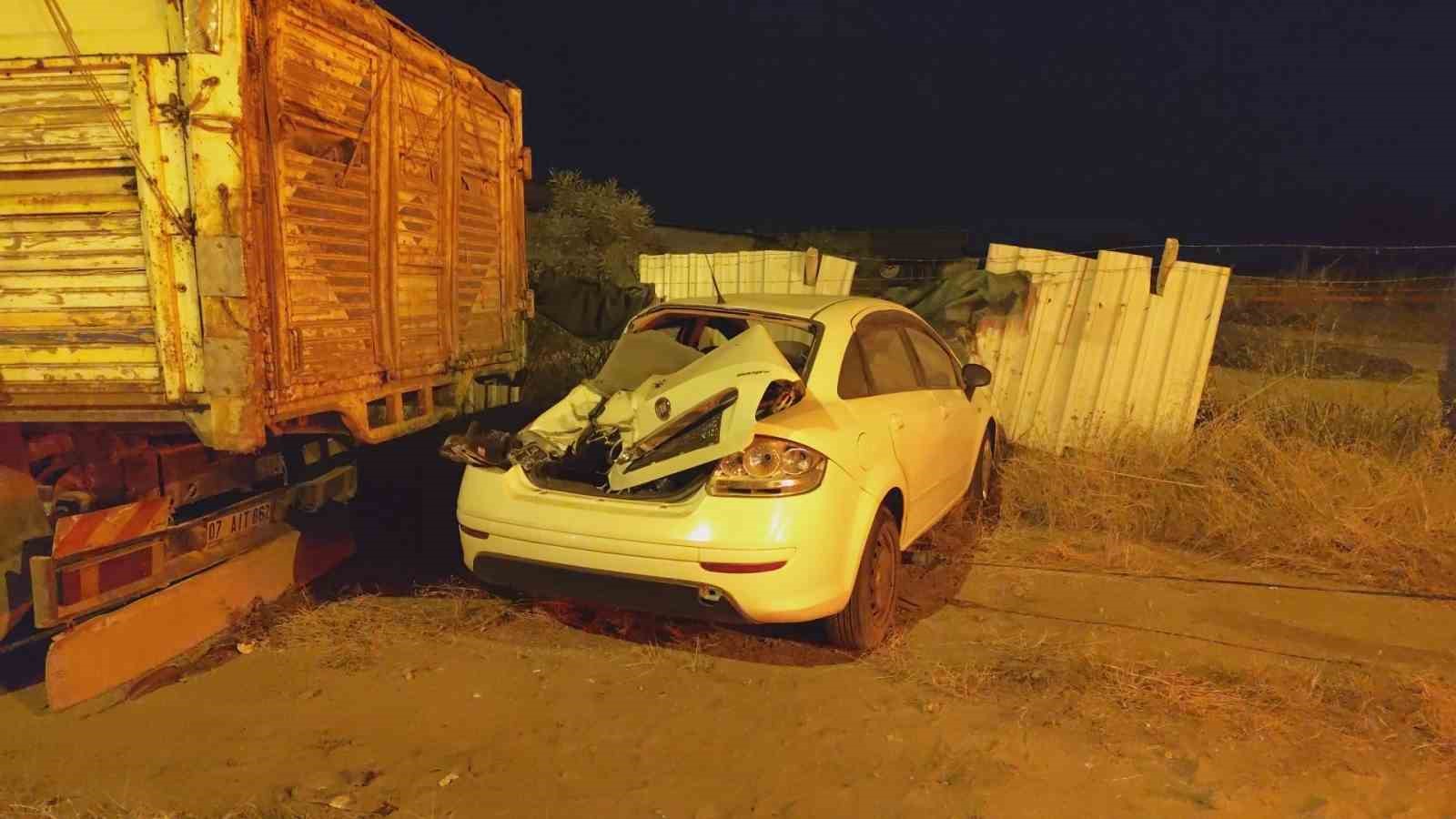KAMYONLA ÇARPIŞAN OTOMOBİLİN SÜRÜCÜSÜ YARALANDI