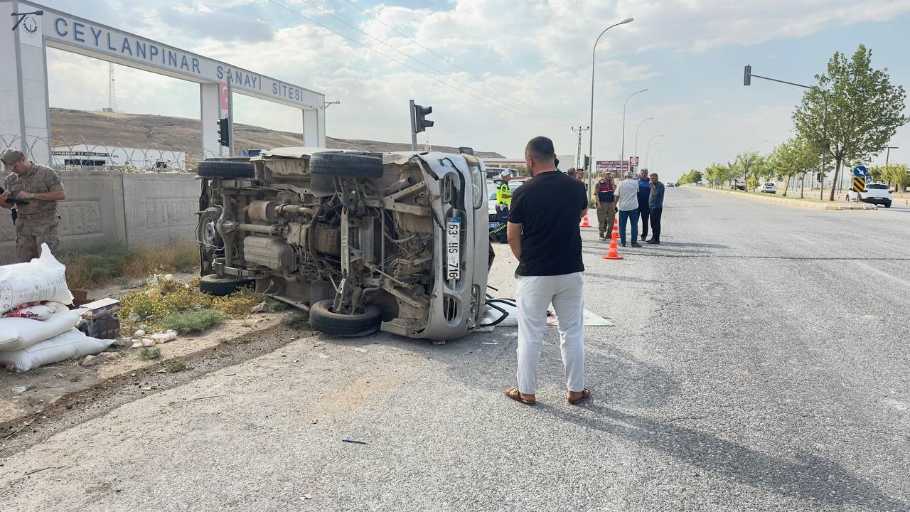 ŞANLIURFA’DA KAMYONET DEVRİLDİ: 2 YARALI