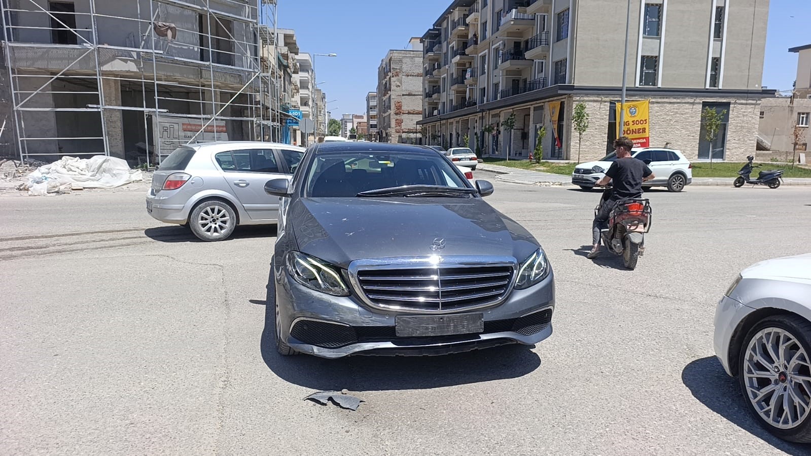 MOTOSİKLET İLE OTOMOBİL ÇARPIŞTI: 1 YARALI