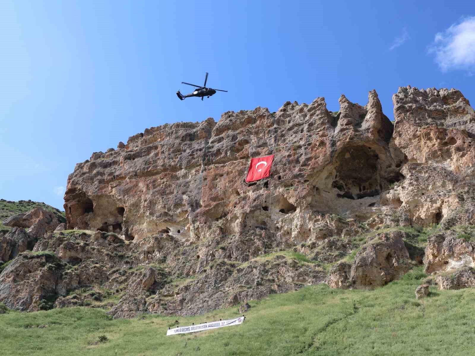 ERZURUM’DA ’TERÖRSÜZ TÜRKİYE’ VİZYOU: KARAYAZI KIRK PENCERELER ‘DE GENÇLER YÜRÜDÜ, ÇELİK KANATLAR NEFES KESTİ