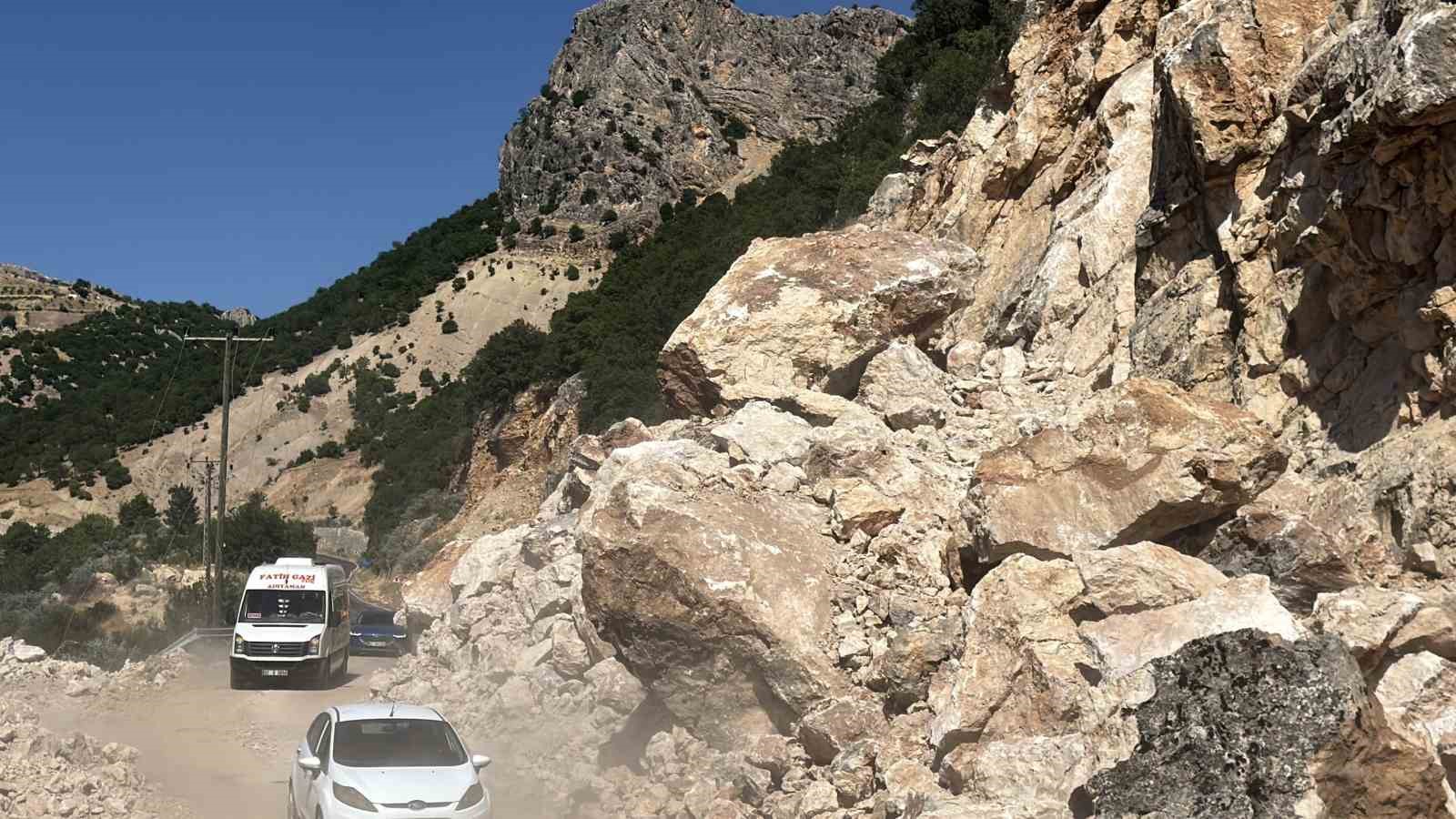 ADIYAMAN- ÇELİKHAN KARAYOLUNDA HEYELAN